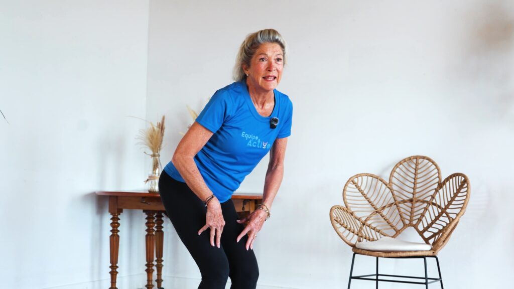 Colette, genoux fléchis et buste penché en avant, pendant un mini-squat